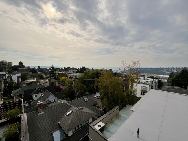 Building Photo - QUEEN ANNE 3 BED, 2 BATH TOWNHOME FOR RENT...