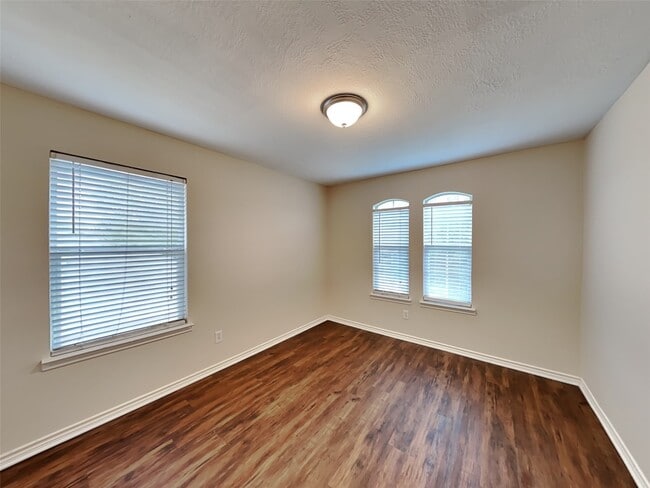 Building Photo - 2219 Shady Pine Dr