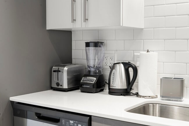 Building Photo - Central 4BR Apartment – Modern Living in Chicago