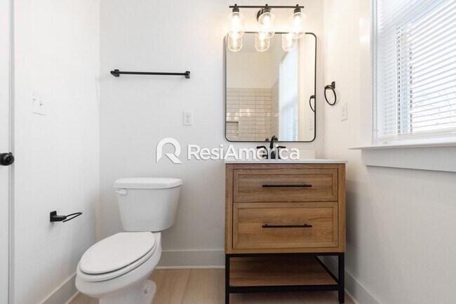 Building Photo - Stunning New Renovation in Midtown