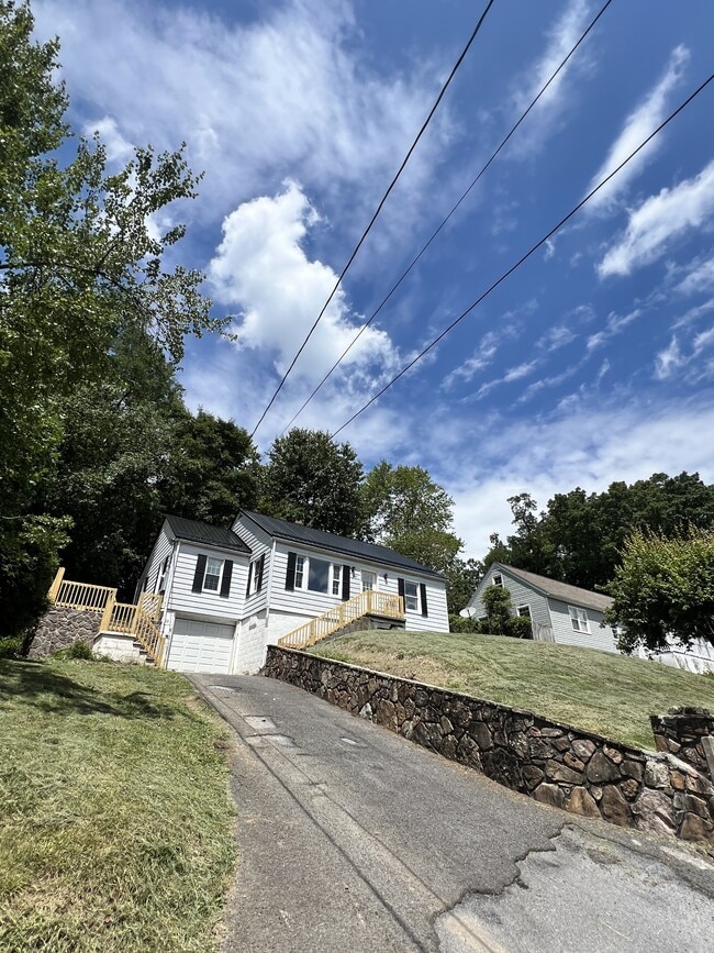 Building Photo - 1219 East Dr