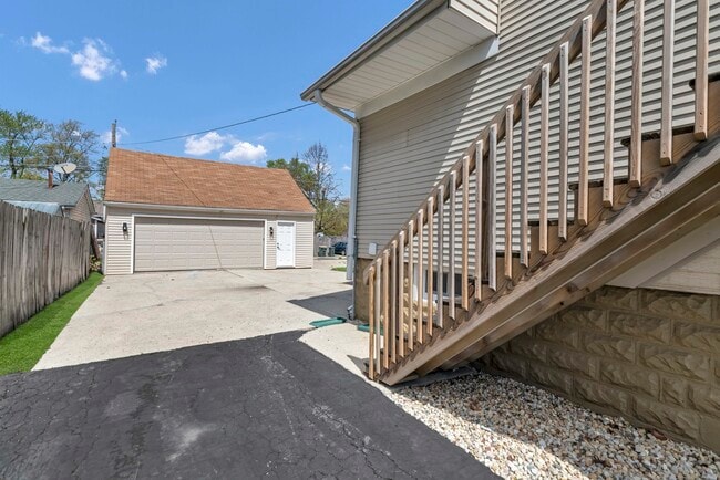 Building Photo - 129 W Stimmel St