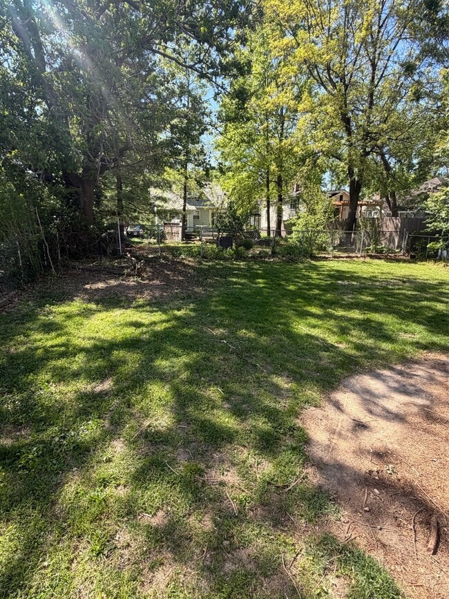 Building Photo - 437 S Elm Ave