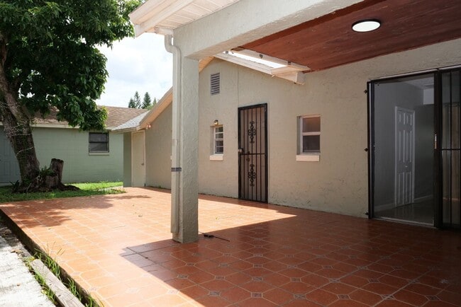 Building Photo - 3 bedroom 2 bath, corner lot