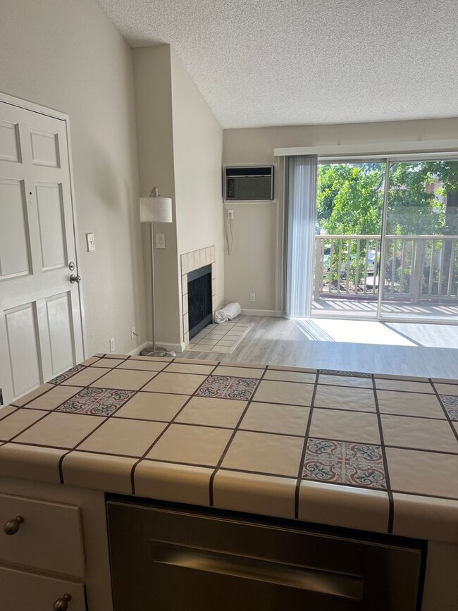 Building Photo - Extremely Well Maintained Upstairs 1/1 Condo Near Light Rail Now Available!