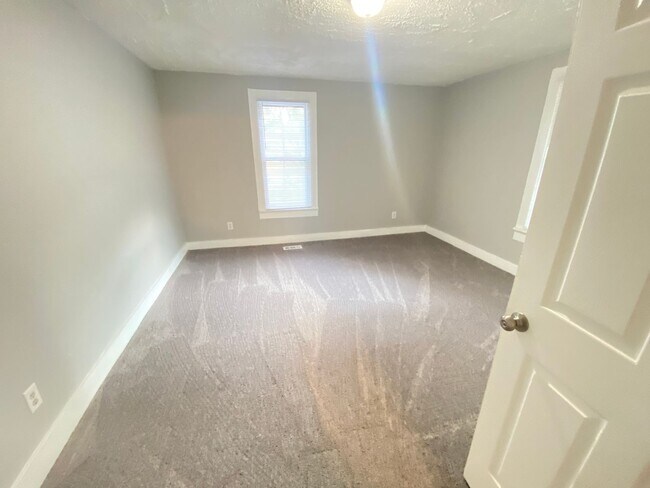 Building Photo - Fully Remodeled 2022 2bd/1ba House close to Dowtown and Hwy 70