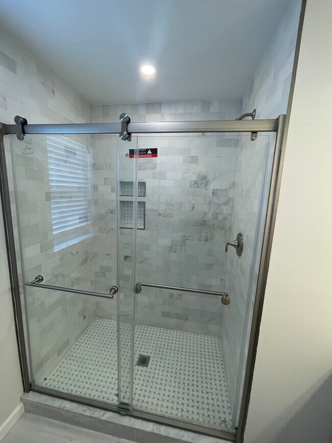 Building Photo - 416 ShadyNook St