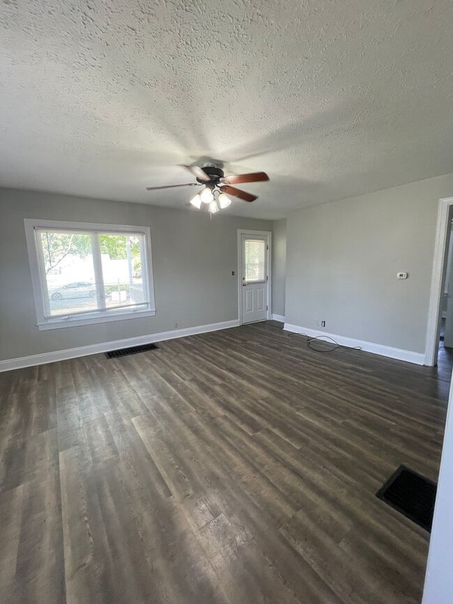 Building Photo - SINGLE FAMILY HOME Available August 1st!