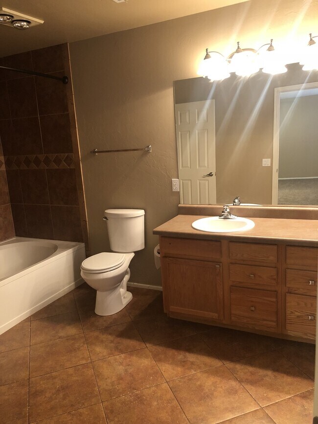 Building Photo - Immaculate 4 BR/ 2.5 Bath  w/ a Pool and Hot Tub in Rita Ranch!