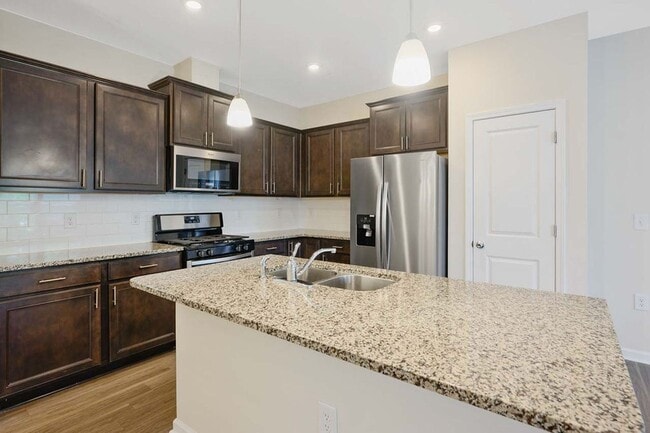 Building Photo - Roomy Townhome in RTP