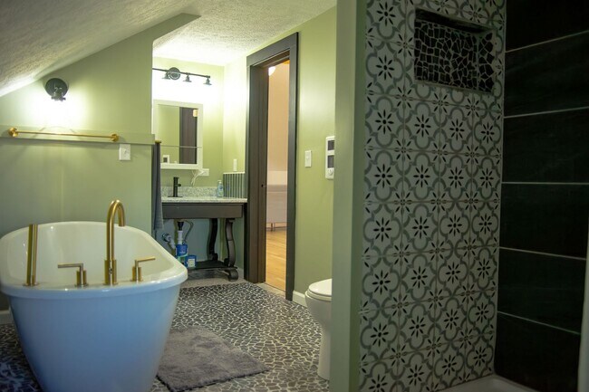 Building Photo - 4174 Cass St