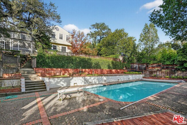 Building Photo - 15 N Ridgewood Rd