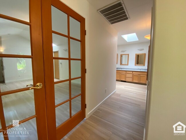 Building Photo - Inviting 3BD/2BA Home in Glen Ellen