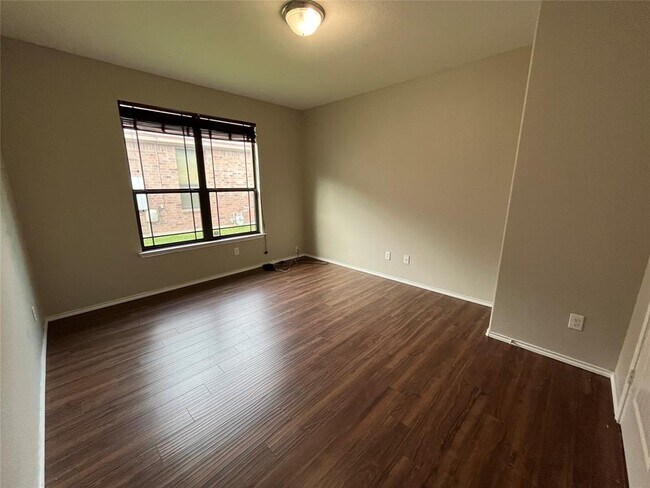 Building Photo - 2504 St James Pl