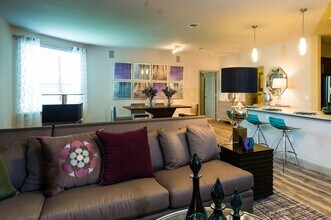 Building Photo - Urban Luxury, Perfect Location