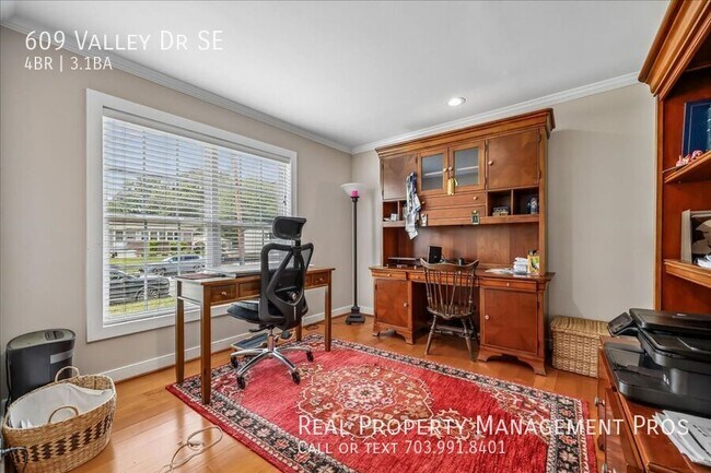 Building Photo - 609 Valley Dr SE