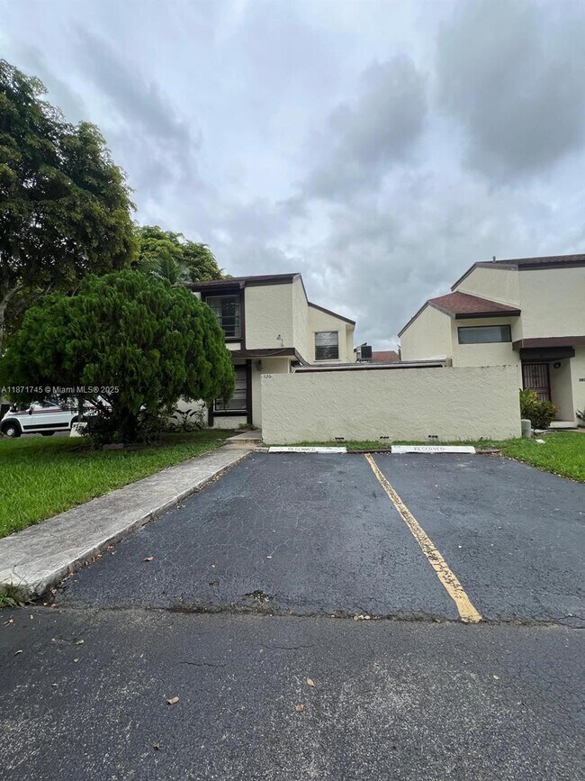 Building Photo - 526 NW 99th Ct