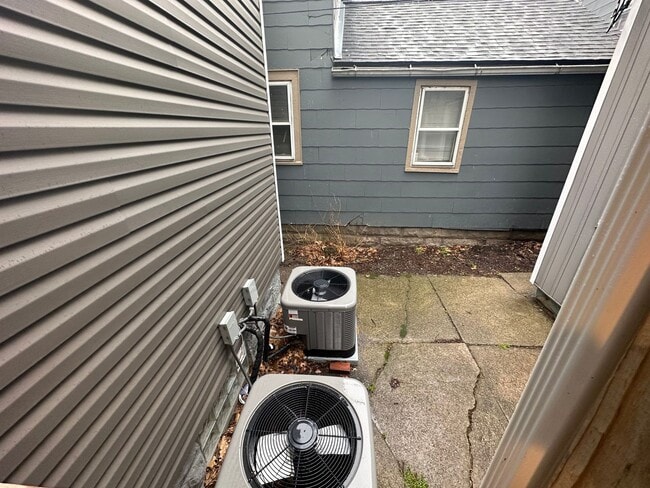 Building Photo - 3026 Monroe Ave