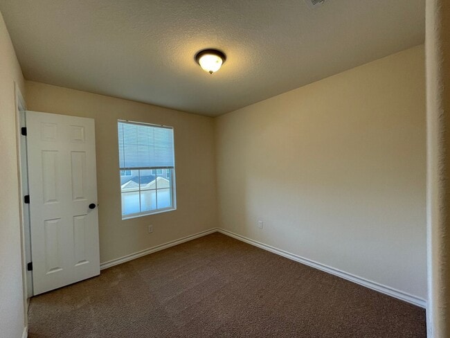 Building Photo - Town home for rent