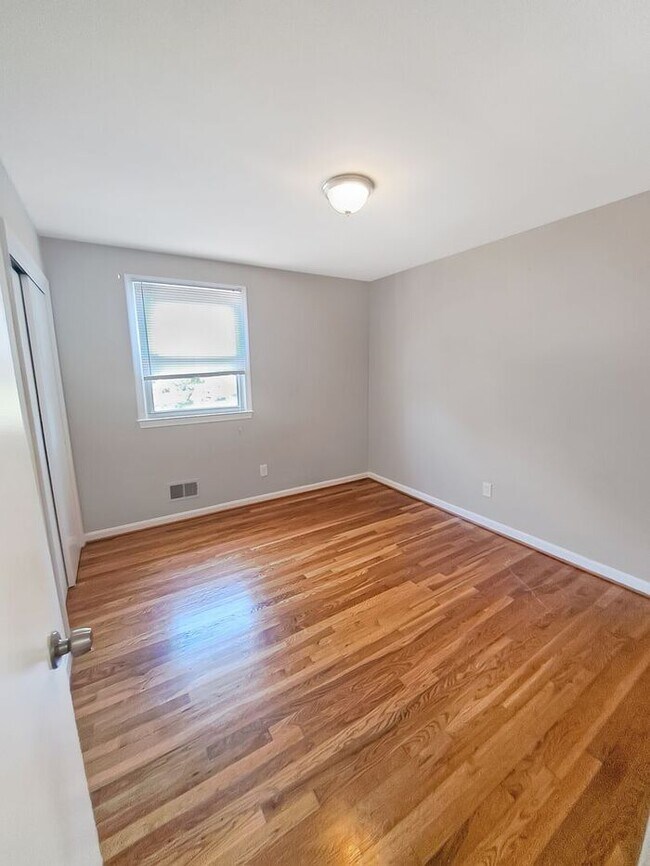 Building Photo - Coming Soon! Attractive Mid Century Modern...