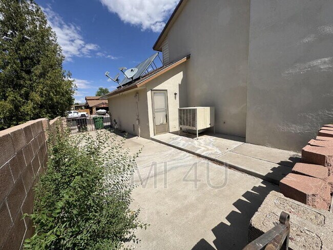 Building Photo - 10412 La Paz Dr