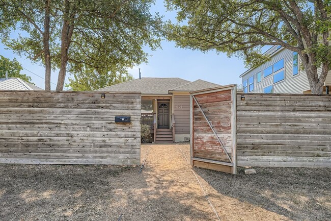 Building Photo - 1309 E 13th St