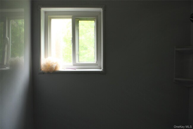 Building Photo - 8 Fishkill Glen Dr