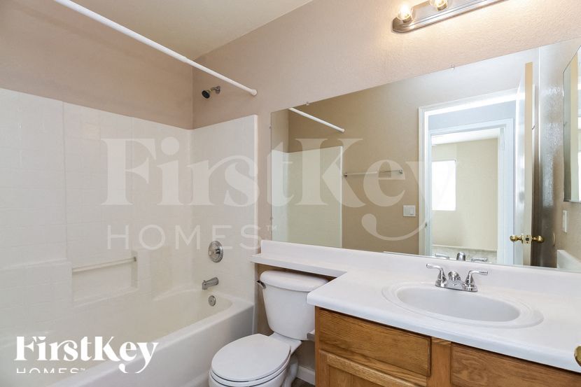 Building Photo - 930 E Nardini St