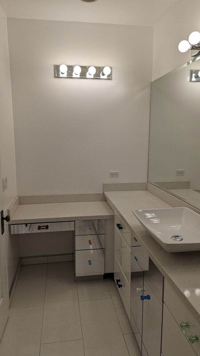 Building Photo - 158 S Sycamore Ave