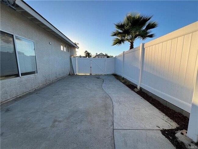 Building Photo - Beautifully Menifee Home with Three-Car Ga...