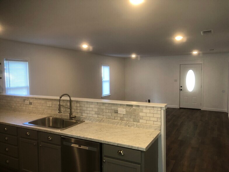 Living room/Dining Room - 106 Matthews St