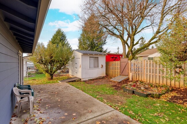 Building Photo - Charming 3 BR/ 1.5 Bath Mt. Pleasant Home.
