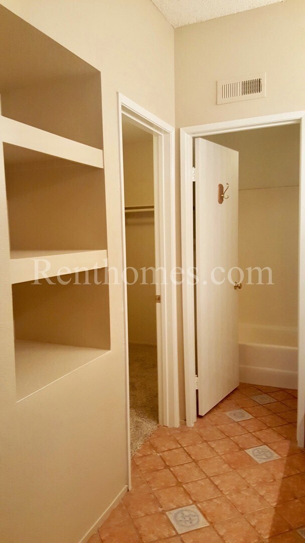 Building Photo - Mira Mesa, 11530 Caminito La Bar #121- Lig...