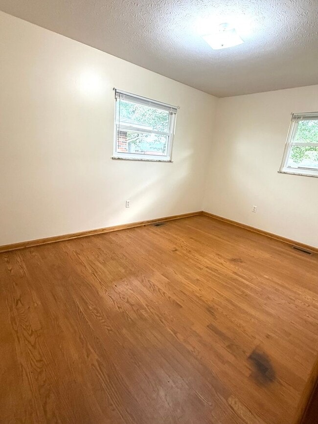 Building Photo - 2-bedroom Brick Bungalow in Belpre!