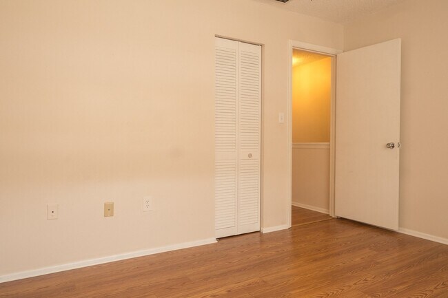 Building Photo - Bayou Oaks-Summer Lakes