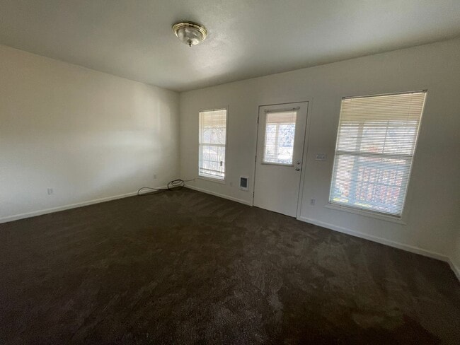 Building Photo - 2 Bedroom 1 Bath Downtown