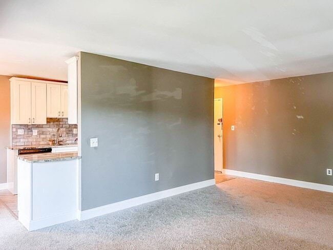 Building Photo - Suitland MD 2 BR 1 BA Renovated Condo