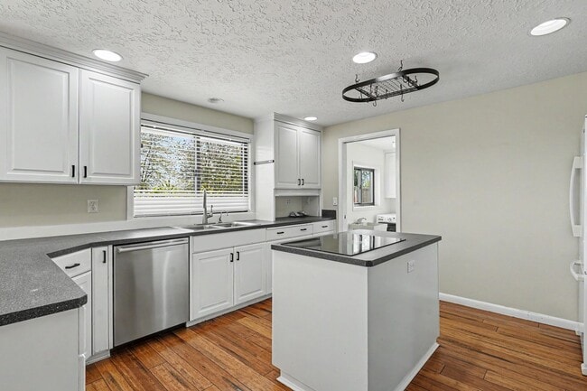 Building Photo - 4 bed, 2 bath single-level home in quiet West Salem neighborhood!