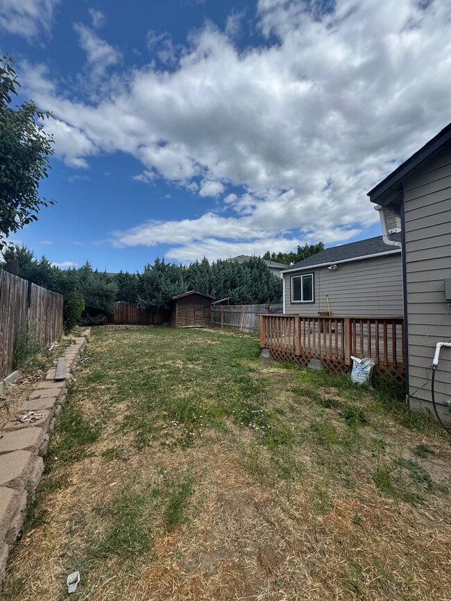 Building Photo - PET FRIENDLY FULLY FENCED