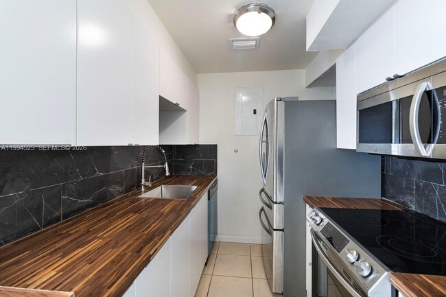 Building Photo - 1185 Marseille Dr