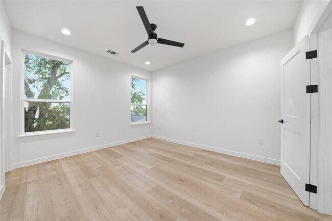 Building Photo - 2212 Yellow Jacket Ln