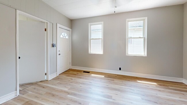 Building Photo - 3 Bed Single Family with Huge Kitchen and ...