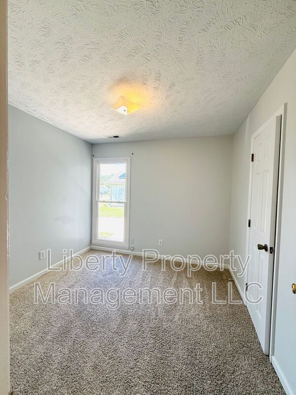 Building Photo - 1705 Veanna Dr