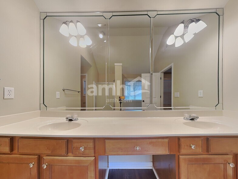 Building Photo - 243 Ascott Ln