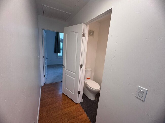 Building Photo - 2 Bedroom 2 Bathroom Home in West Sac