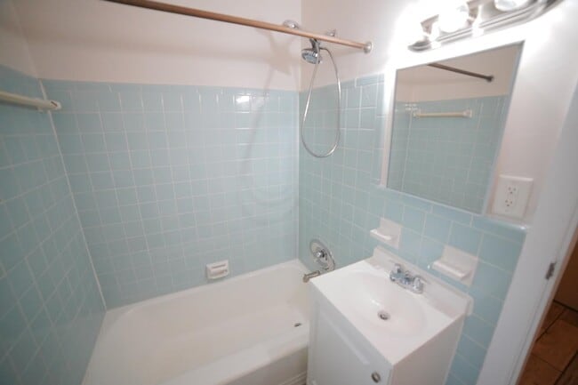 Building Photo - 926 Apache St