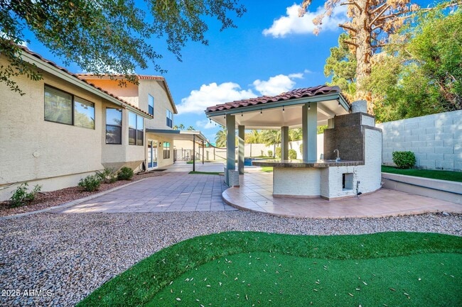 Building Photo - 5044 E Paradise Ln