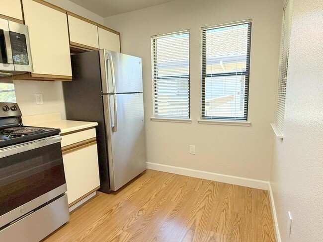 Building Photo - BRIGHT TOP FLOOR 2 BEDROOM CONDO ! Vaulted...