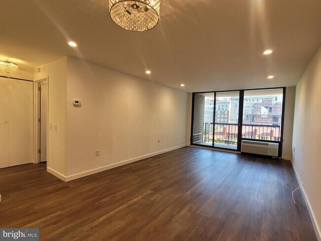 Building Photo - 241 S 6th St