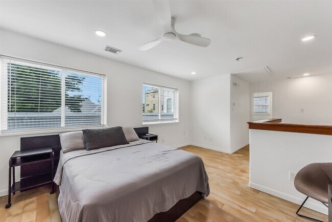 Building Photo - 1813 Crockett St